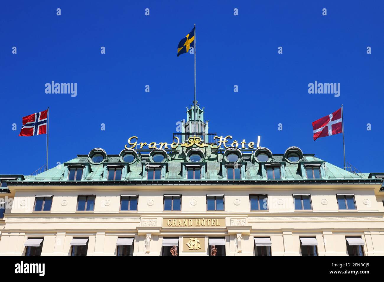 Stoccolma, Svezia - 12 maggio 2021: Vista ad angolo basso della facciata dell'hotel Stockholm Grand con bandiere di Norvegia, Svezia e Danimarca. Foto Stock