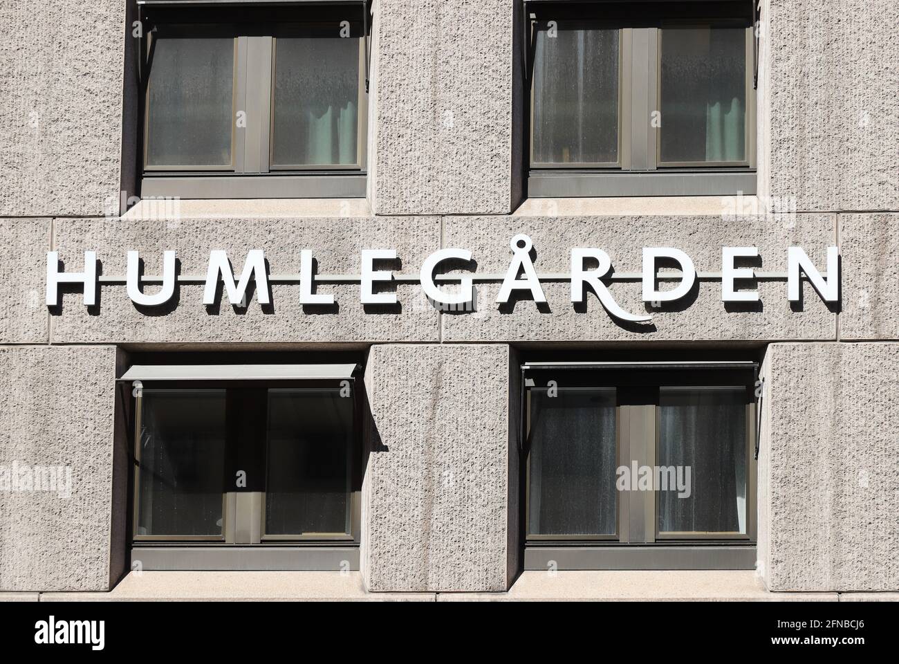 Stoccolma, Svezia - 12 maggio 2021: Il marchio di pubblicità e logotipo del proprietario della proprietà Humlegarden in via Kungsgatan. Foto Stock