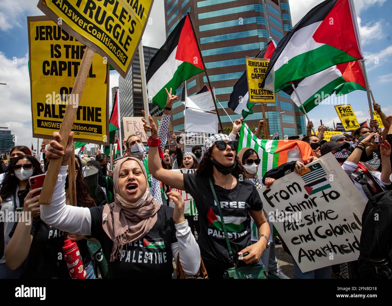 Los Anglees, California, Stati Uniti. 15 maggio 2021. Haifa Aoudi (a sinistra) e Jiana Heib si sono Uniti a migliaia di manifestanti in un raduno a sostegno della Palestina mentre si sono riuniti fuori dal Palazzo Federale nella zona di Westwood a Los Angeles. Il rally è stato organizzato dal movimento dei giovani Palestinesi. Credit: Jill Connelly/ZUMA Wire/Alamy Live News Foto Stock