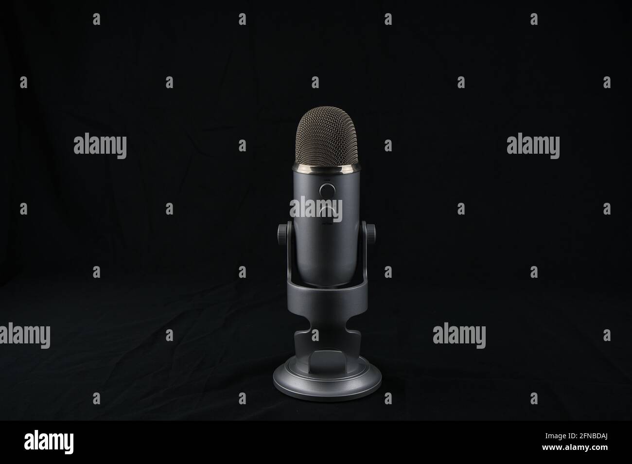 microfono studio per registrare podcast su sfondo nero. oggetto Foto Stock