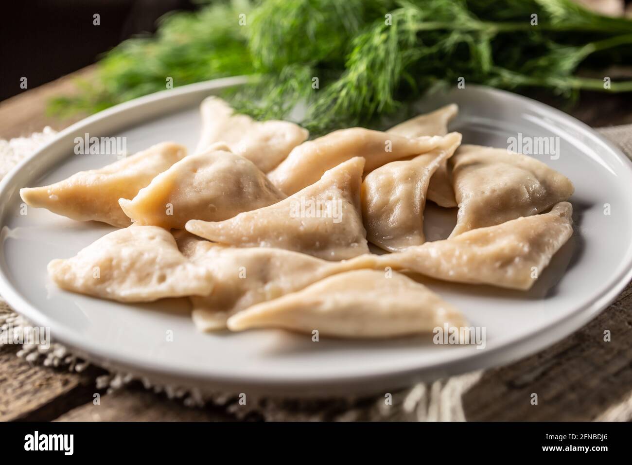 Pierogi o gnocchi vareniki appena cotti con ripieno ma senza farcitura serviti su un piatto. Foto Stock