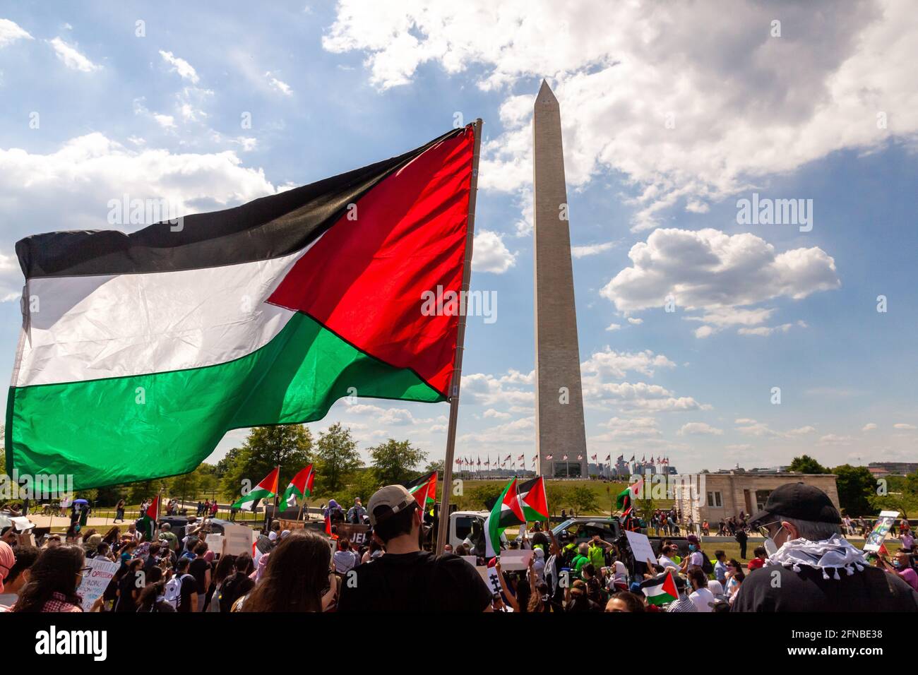 Washington, DC, Stati Uniti. 15 maggio 2021. Nella foto: Una bandiera palestinese sorvola i 1000 manifestanti presenti alla marcia per la Palestina nel 73o anniversario del Nakba, sequestro israeliano della Palestina nel 1948. La data assume un significato maggiore quest'anno a seguito dell'invasione israeliana della moschea di al Aqua a Gerusalemme e degli attacchi aerei a Gaza. Credit: Alison Bailey/Alamy Live News Foto Stock