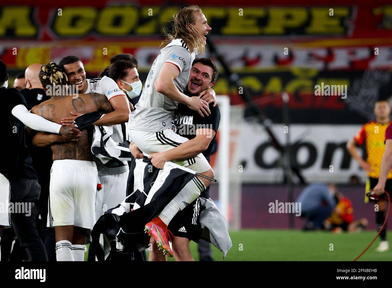 IZMIR, TURCHIA - MAGGIO 15: Besiktas festeggia il campionato durante la partita turca Super Lig tra Goztepe e Besiktas a Goztepe Gursel Aksel Stad Foto Stock