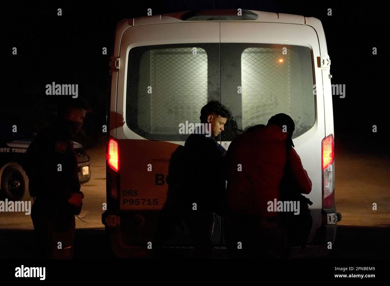Del Rio, Stati Uniti. 15 maggio 2021. I migranti provenienti dal Venezuela vengono caricati con pattuglia di confine in un furgone del Rio Texas dopo aver attraversato il confine USA/Messico a del Rio Texas USA. Secondo stime non ufficiali, circa 200,000 migranti sono passati negli Stati Uniti lungo il confine meridionale dal febbraio 2021. (Foto di J Lamparski/SOPA Images/Sipa USA) Credit: Sipa USA/Alamy Live News Foto Stock