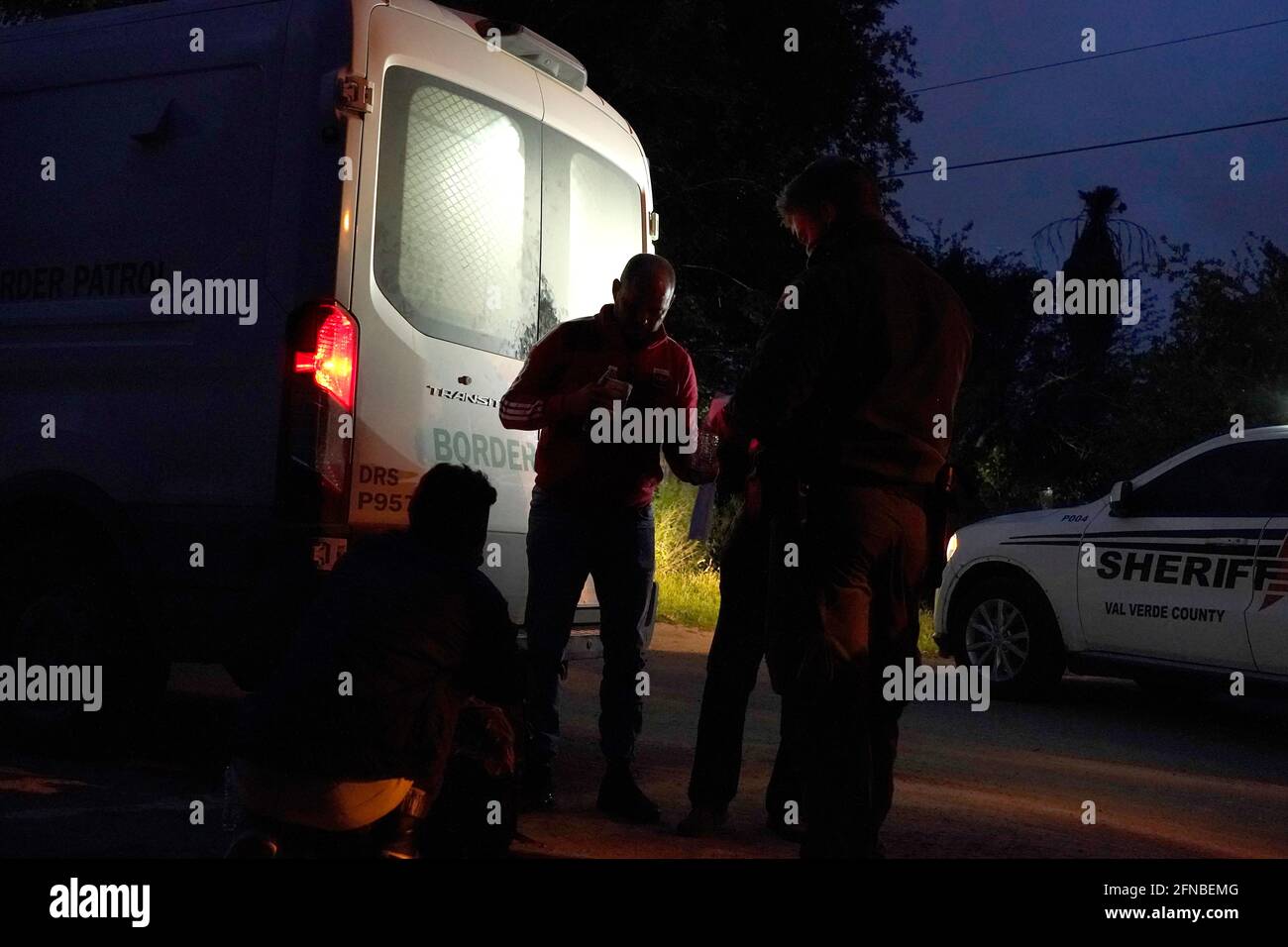 Del Rio, Stati Uniti. 15 maggio 2021. I migranti provenienti dal Venezuela vengono caricati con pattuglia di confine in un furgone del Rio Texas dopo aver attraversato il confine USA/Messico a del Rio Texas USA. Secondo stime non ufficiali, circa 200,000 migranti sono passati negli Stati Uniti lungo il confine meridionale dal febbraio 2021. (Foto di J Lamparski/SOPA Images/Sipa USA) Credit: Sipa USA/Alamy Live News Foto Stock