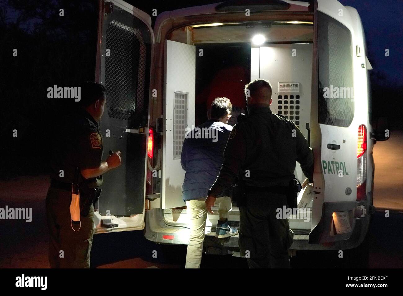 Del Rio, Stati Uniti. 15 maggio 2021. I migranti provenienti dal Venezuela vengono caricati con pattuglia di confine in un furgone del Rio Texas dopo aver attraversato il confine USA/Messico a del Rio Texas USA. Secondo stime non ufficiali, circa 200,000 migranti sono passati negli Stati Uniti lungo il confine meridionale dal febbraio 2021. (Foto di J Lamparski/SOPA Images/Sipa USA) Credit: Sipa USA/Alamy Live News Foto Stock