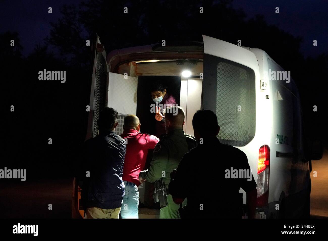 Del Rio, Stati Uniti. 15 maggio 2021. I migranti provenienti dal Venezuela vengono caricati con pattuglia di confine in un furgone del Rio Texas dopo aver attraversato il confine USA/Messico a del Rio Texas USA. Secondo stime non ufficiali, circa 200,000 migranti sono passati negli Stati Uniti lungo il confine meridionale dal febbraio 2021. (Foto di J Lamparski/SOPA Images/Sipa USA) Credit: Sipa USA/Alamy Live News Foto Stock