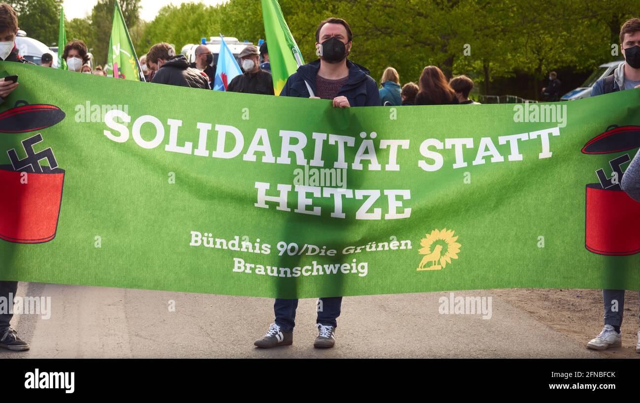 Braunschweig, Germania, 15 maggio 2021, manifestazione congresso del partito AFD: Manifesto tedesco del partito verde con iscrizione: Solidarietà invece di agitazione, de Foto Stock