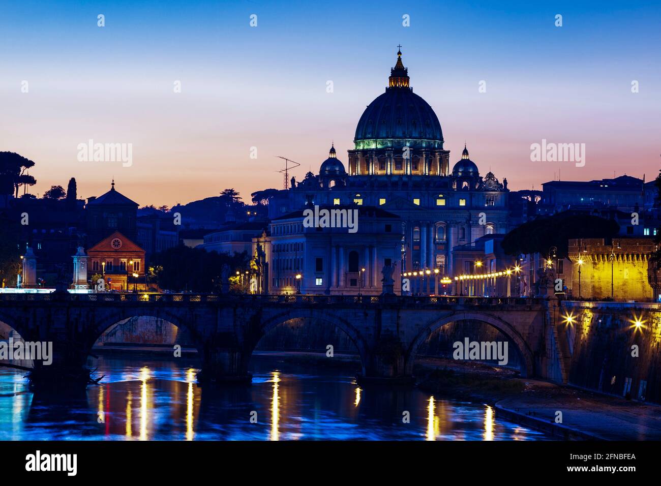Veduta della Basilica di San Pietro e del Vaticano al tramonto, Roma, Lazio, Italia Foto Stock