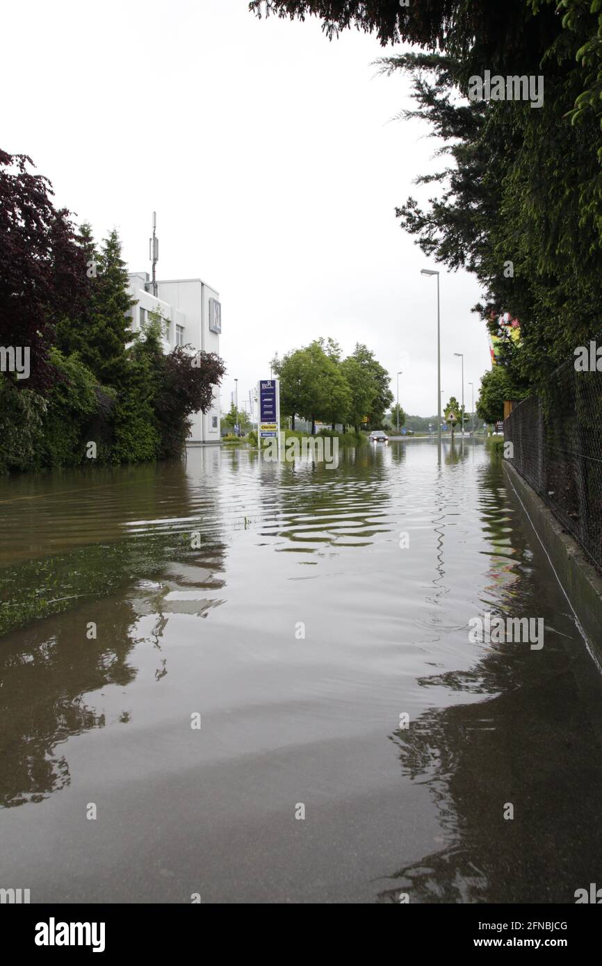 Überschwemmung auf einer Strasse - Hochwasser, Stark Regen, Katophe, Wasserstand Foto Stock