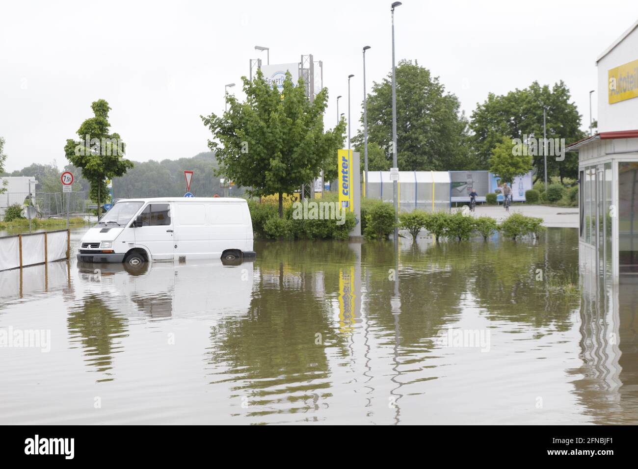 Transporter bei Hochwasser auf einem Parkplatz - Naturgewalt, Stark Regen - unter Wasser Foto Stock