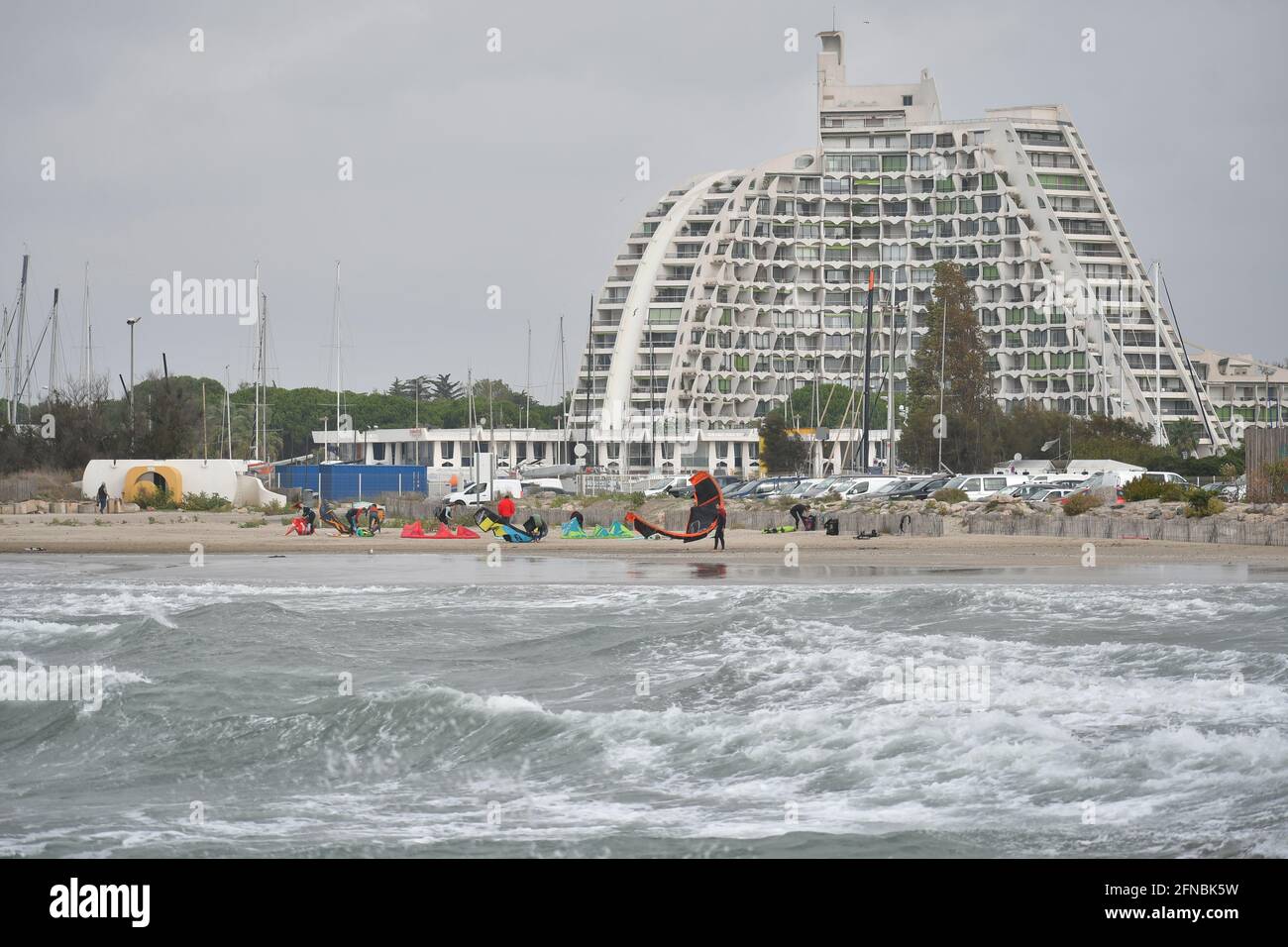 Kite surfisti a Port Camargue, vicino a Palavas les Flots, Carnon Plage e Montpellier, Occitanie, Sud della Francia, Sud della Francia Foto Stock