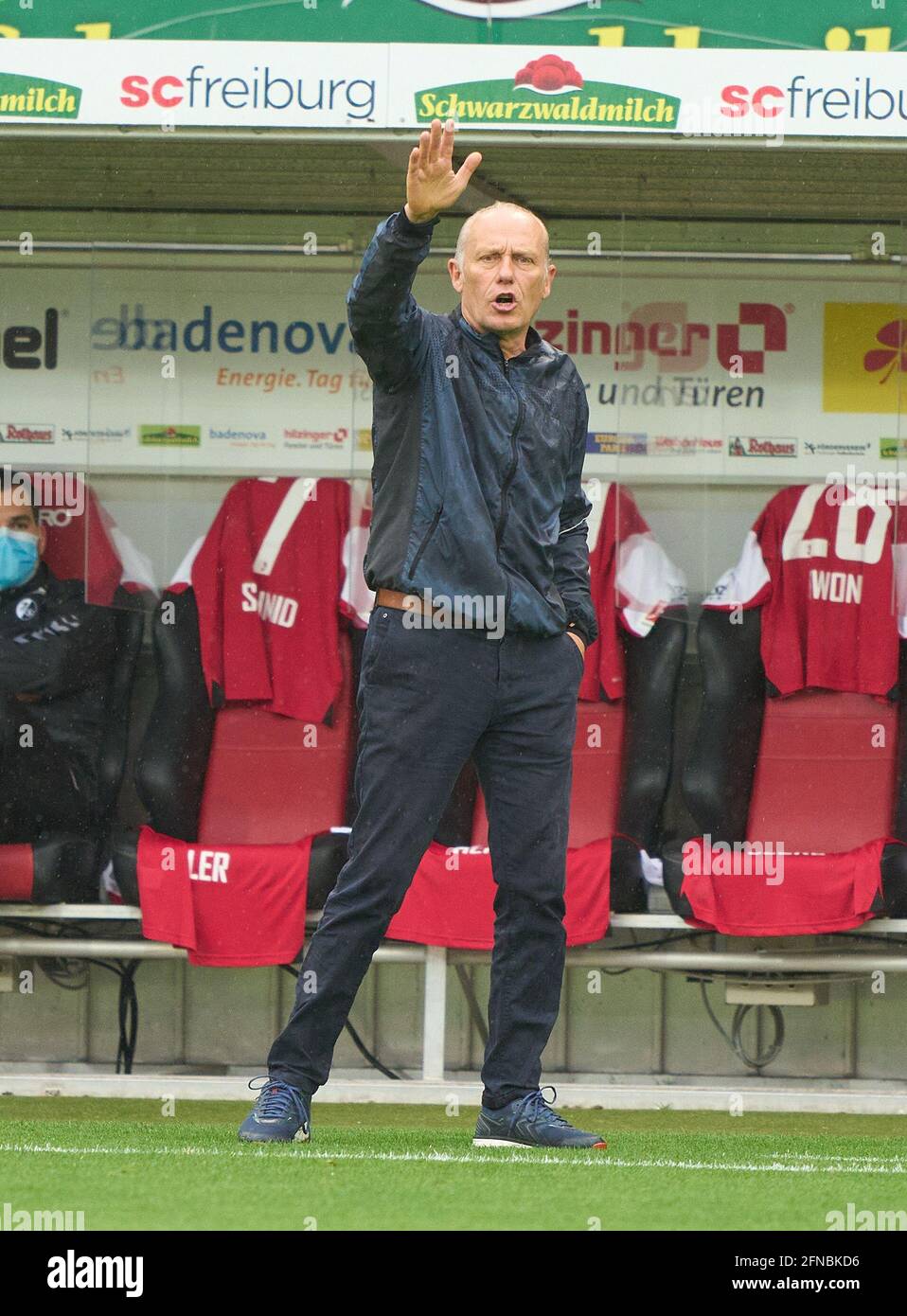 Friburgo, Germania. 15 maggio 2021. Christian STREICH, FRG Trainer geste in the match SC FREIBURG - FC BAYERN MUENCHEN 2-2 1.German Football League on May 15, 2021 in Friburgo, Germany Season 2020/2021, matchday 33, 1.Bundesliga, FCB, München, 33.Spieltag, Credit: Peter Schatz/Alamy Live News Foto Stock