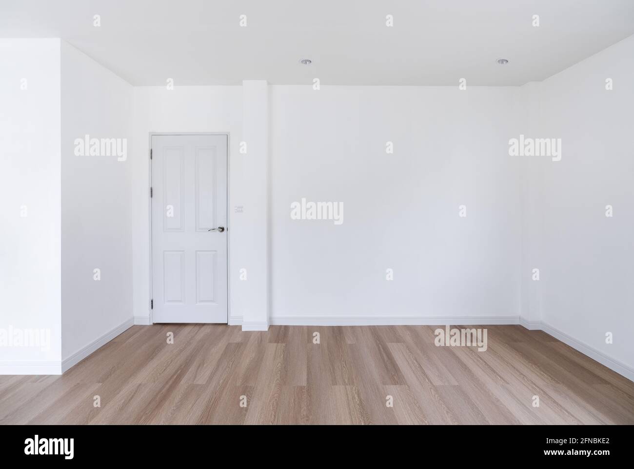 Interno domestico, stanza vuota. Parete e soffitto bianchi con pavimento in legno Foto Stock