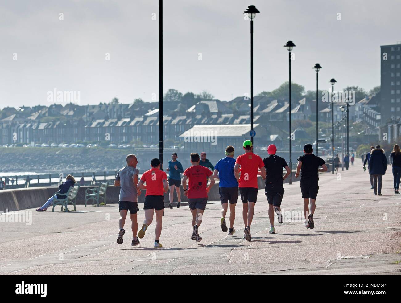 Portobello, Edimburgo, Scozia, tempo britannico. 16 maggio 2021. Luminoso e frizzante con una temperatura di 8 gradi per coloro che si allenano la mattina presto. Credit: Arch White/Alamy Live News. Foto Stock