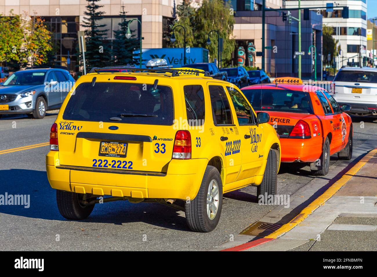 Anchorage, Alaska, USA - 30 settembre 2020: Un taxi giallo e arancione parcheggiato sulla 4th Avenue vicino all'Hotel Captain Cook. In centro Foto Stock