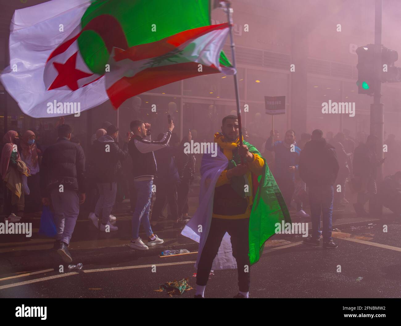 Londra, Regno Unito. 15 maggio 2021. Migliaia di persone marciano in protesta contro la violenza tra Israele e Gaza. Circa 100,000 persone hanno marciato a sostegno dei palestinesi, da Marble Arch all'ambasciata israeliana, per protestare contro gli scontri in corso tra Israele e i militanti di Gaza. Credit: Denise Laura Baker/Alamy Live News Foto Stock