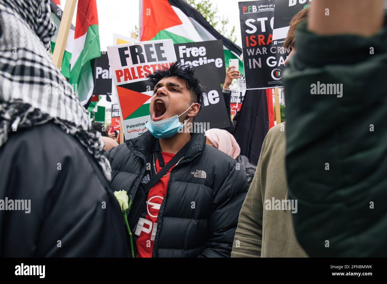 Londra, Regno Unito. 15 maggio 2021. Migliaia di persone marciano in protesta contro la violenza tra Israele e Gaza. Circa 100,000 persone hanno marciato a sostegno dei palestinesi, da Marble Arch all'ambasciata israeliana, per protestare contro gli scontri in corso tra Israele e i militanti di Gaza. Credit: Denise Laura Baker/Alamy Live News Foto Stock