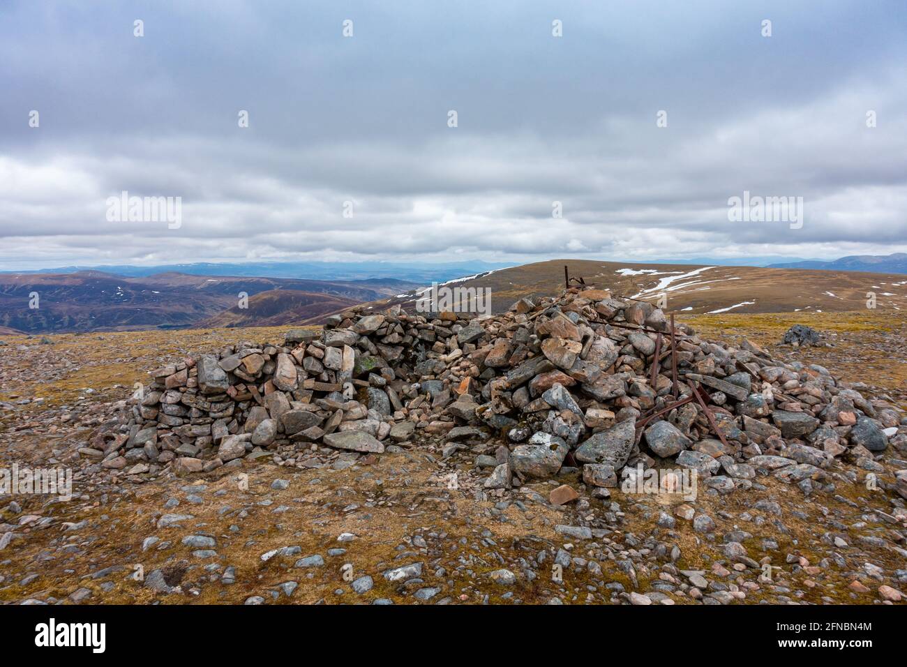 La cima cairn della montagna Munro di Beinn Udlamain sul lato ovest del Passo Drumochter, Scozia Foto Stock