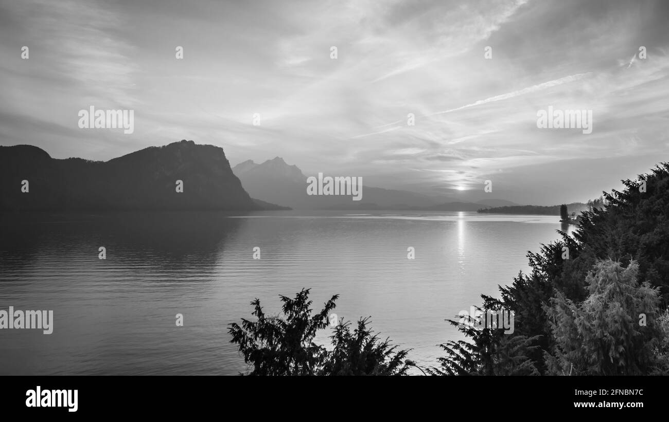 Tramonto bianco e nero sul lago di Lucerna. Svizzera. Cime di montagna Pilatus e Burgenstock Foto Stock