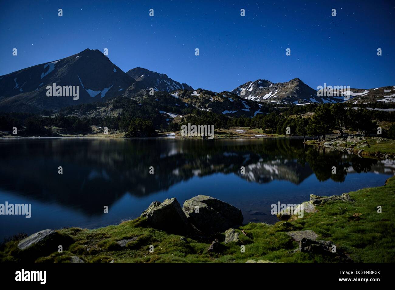 Laghi di Camporells di notte (Pirenei Orientali, Occitanie, Francia) ESP: Lagos de los Camporells, de noche (Capcir, Pyrénées Orientales, Francia) Foto Stock