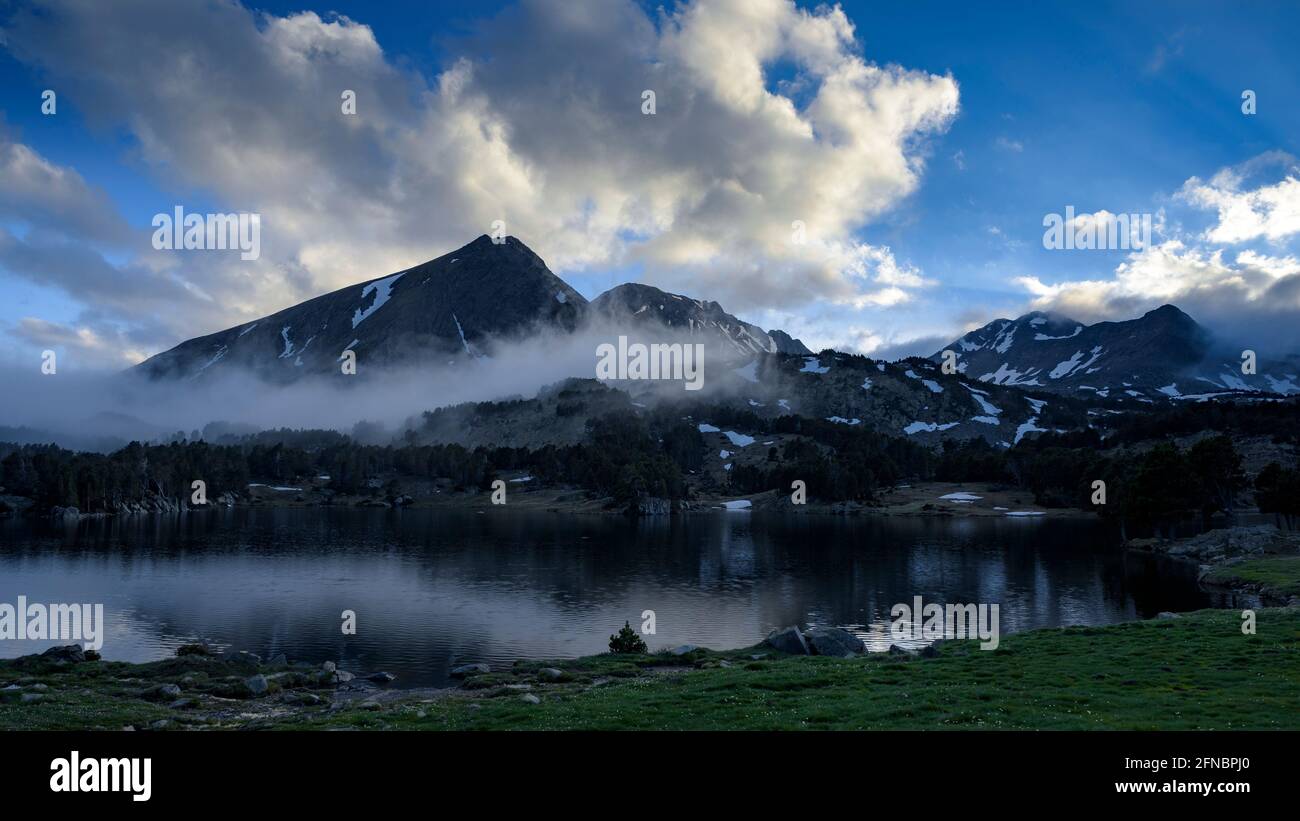 Camporrells capanna e laghi al crepuscolo, con nebbia di fronte al Pic Peric (Pirenei Orientali, Francia) ESP: Estanys de Camporells al crepúsculo Foto Stock