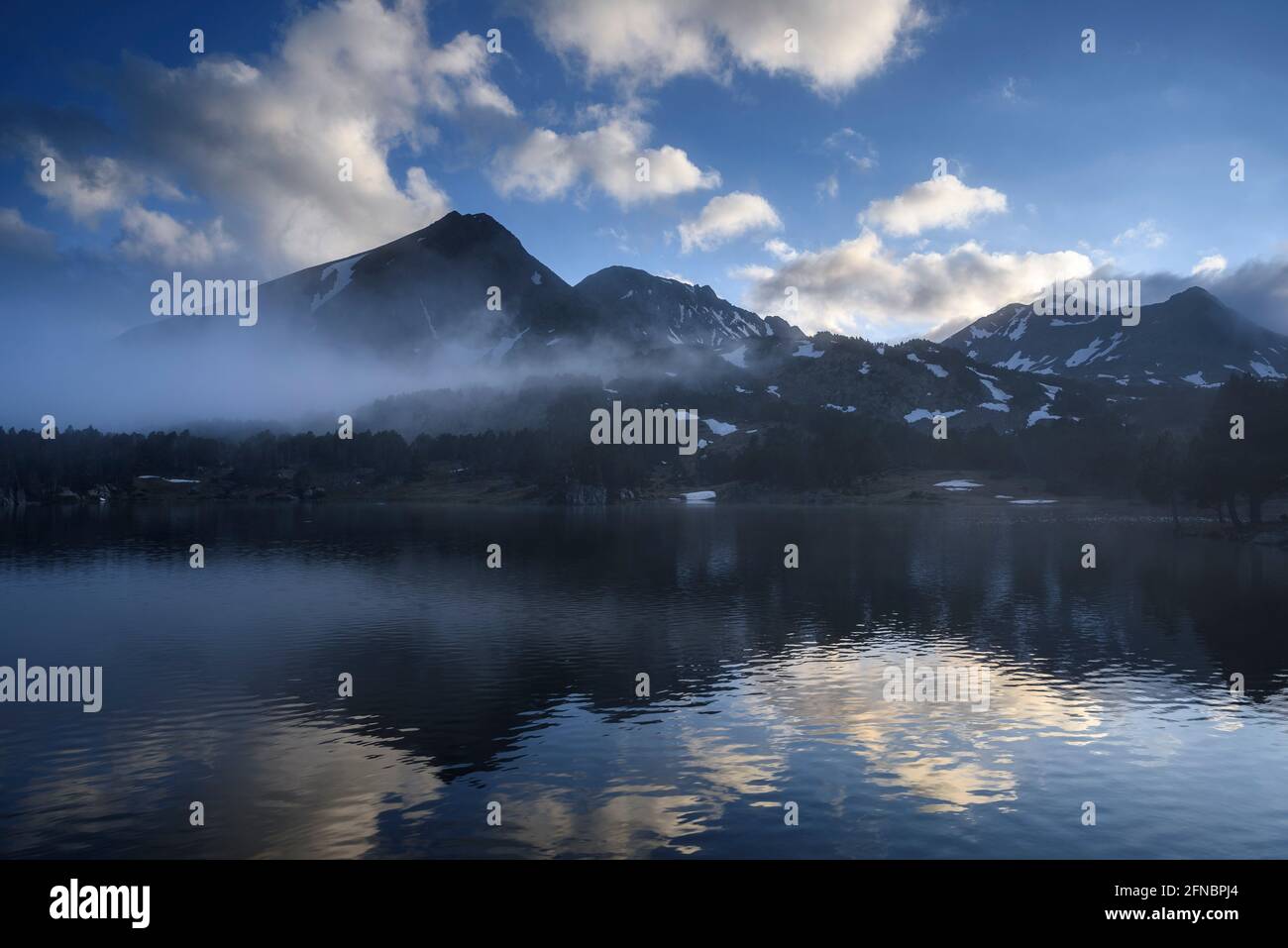 Camporrells capanna e laghi al crepuscolo, con nebbia di fronte al Pic Peric (Pirenei Orientali, Francia) ESP: Estanys de Camporells al crepúsculo Foto Stock