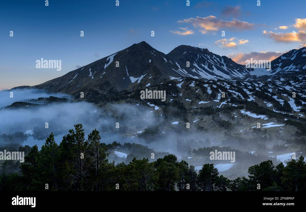 Camporrells capanna e laghi al crepuscolo, con nebbia di fronte al Pic Peric (Pirenei Orientali, Francia) ESP: Estanys de Camporells al crepúsculo Foto Stock