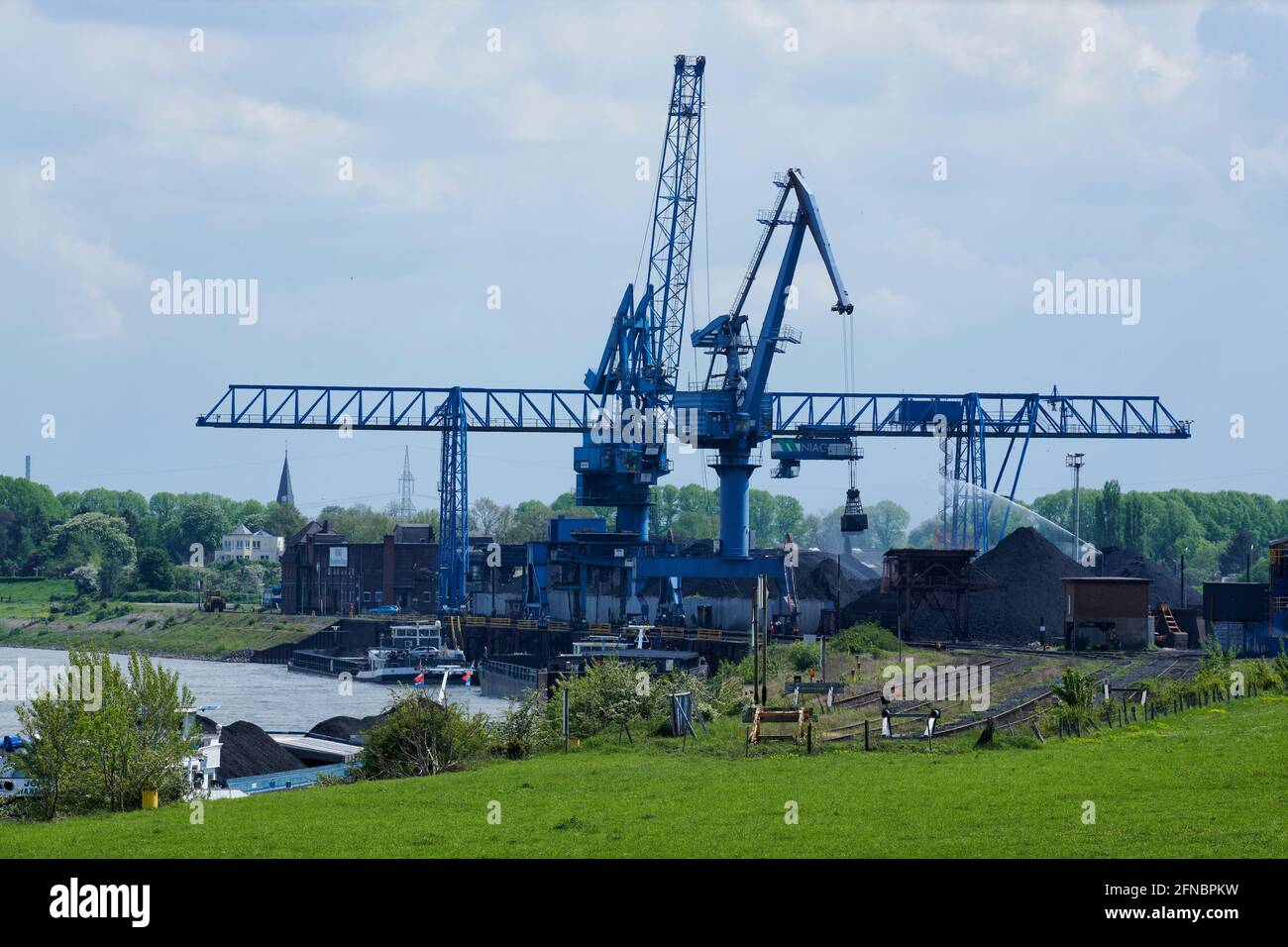 Auf dem Rhein wird Kohle auf Binnenschiffe geladen und Richtung Süden verschifft. Foto Stock