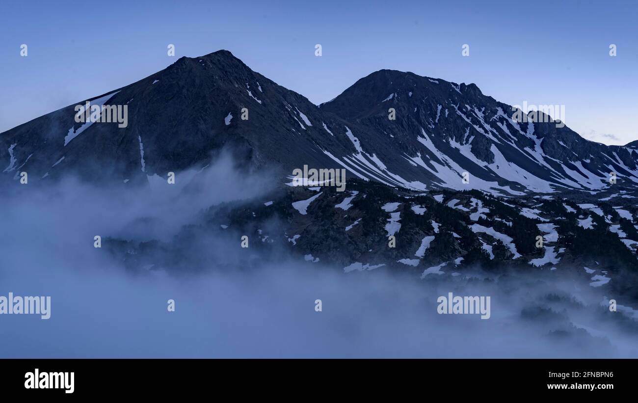 Camporrells capanna e laghi al crepuscolo, con nebbia di fronte al Pic Peric (Pirenei Orientali, Francia) ESP: Estanys de Camporells al crepúsculo Foto Stock