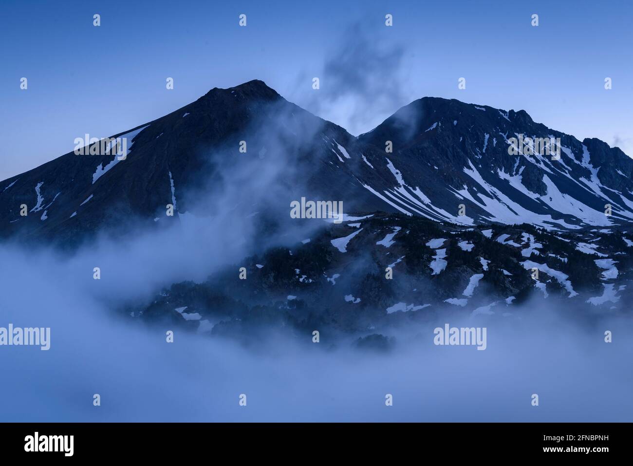 Camporrells capanna e laghi al crepuscolo, con nebbia di fronte al Pic Peric (Pirenei Orientali, Francia) ESP: Estanys de Camporells al crepúsculo Foto Stock