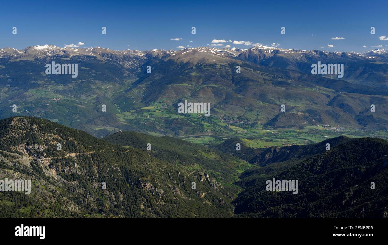 Comabona, nella catena della Serra del Cadí. Vista verso la valle della Cerdanya (Parco Nazionale Cadí-Moixeró, Catalogna, Spagna, Pirenei) Foto Stock