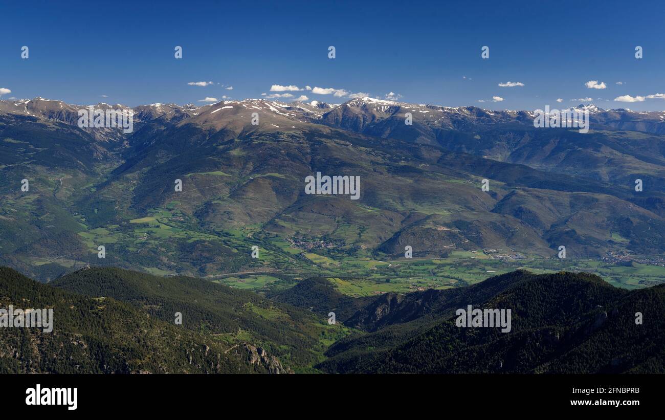Comabona, nella catena della Serra del Cadí. Vista verso la valle della Cerdanya (Parco Nazionale Cadí-Moixeró, Catalogna, Spagna, Pirenei) Foto Stock