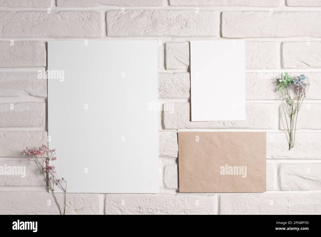 Mood Board modello con schede in carta bianca su mattone bianco parete Foto Stock