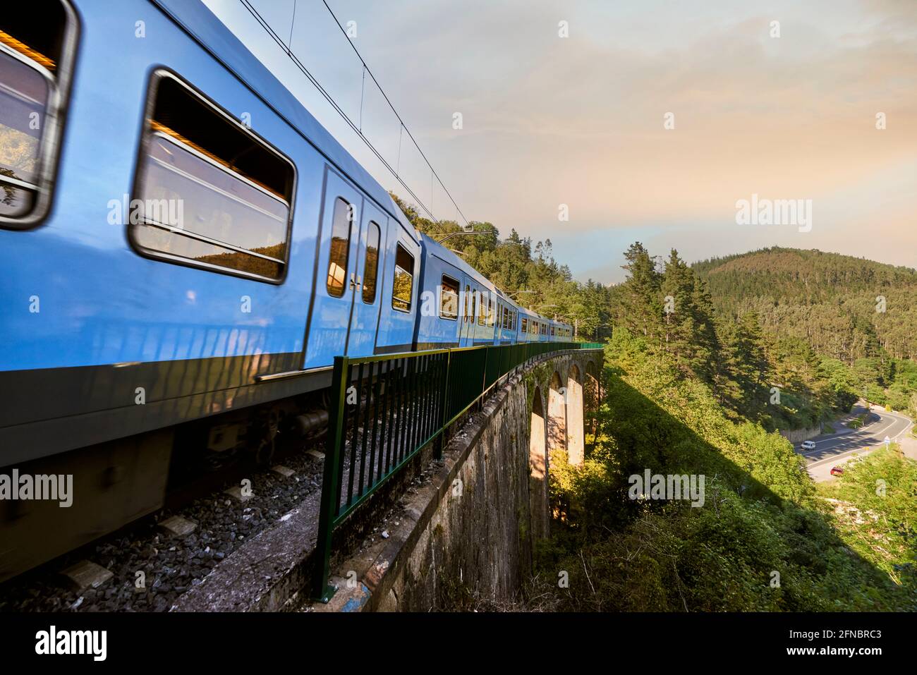 Il treno blu Bilbao fino a Bermeo sul ponte Foto Stock