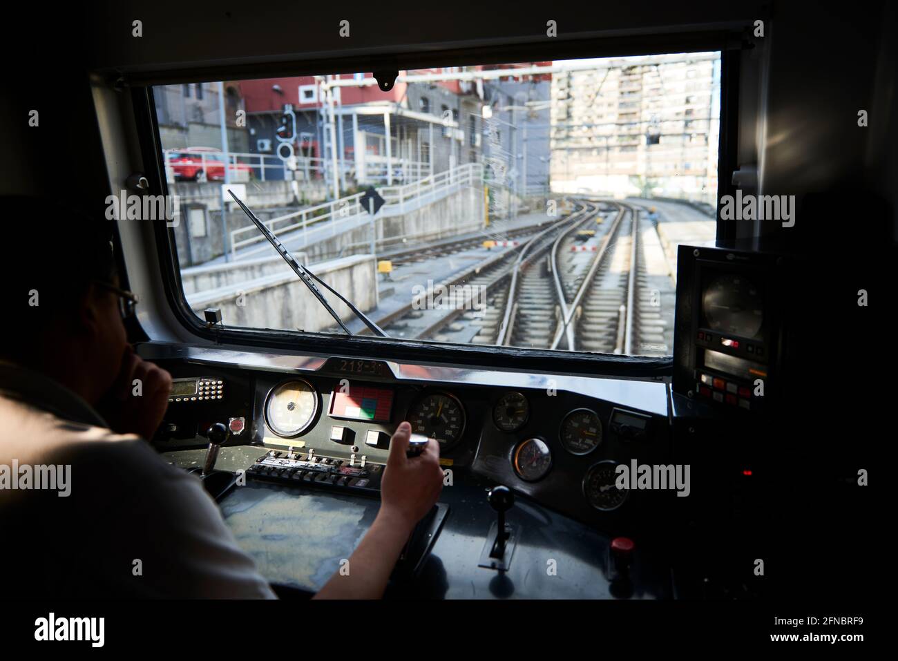 Vista interna delle mani del pilota e del cockpit del quadro della strumentazione di treno antico Foto Stock