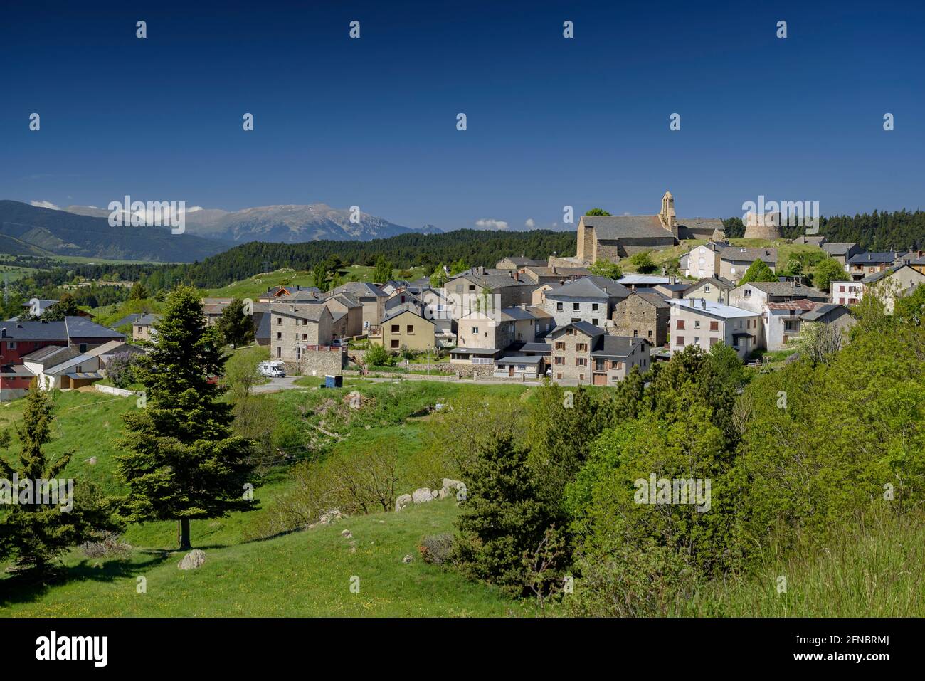 La Llagone villaggio in primavera (Pyrénées Orientales, Occitanie, Francia) ESP: Pueblo de la Llagonne en primavera, Pyrénées Orientales, Occitania, Francia Foto Stock