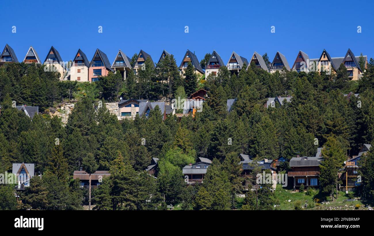 Les Angles villaggio in primavera (Pyrénées Orientales, Occitanie, Francia) ESP: Pueblo de Les Angles en primavera (Pyrénées Orientales, Occitania Francia) Foto Stock