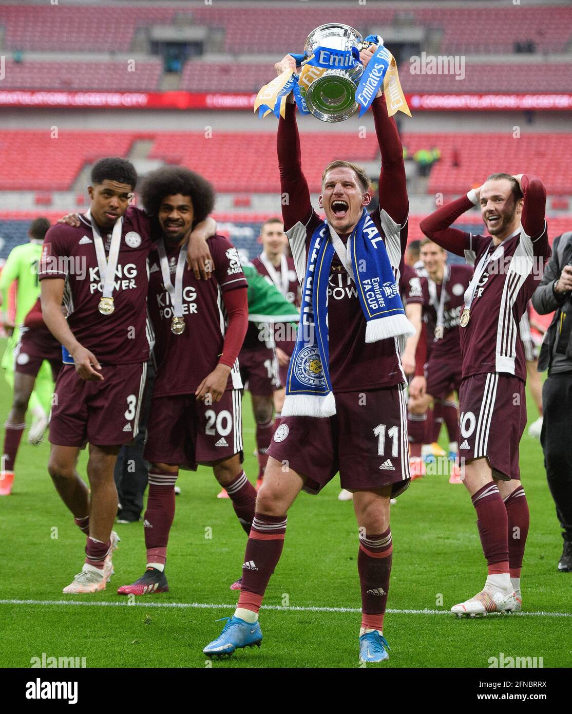 Londra, Regno Unito. 15 maggio 2021. Marc Albrighton di Leicester City festeggia con la fa Cup Picture Credit : Credit: Mark Pain/Alamy Live News Foto Stock