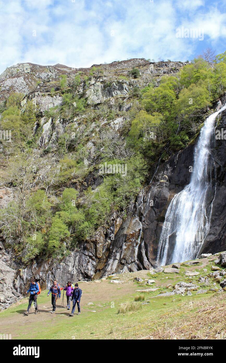 Escursionisti a Aber Falls, Coedydd Aber National Nature Reserve, Gwynedd, Galles Foto Stock