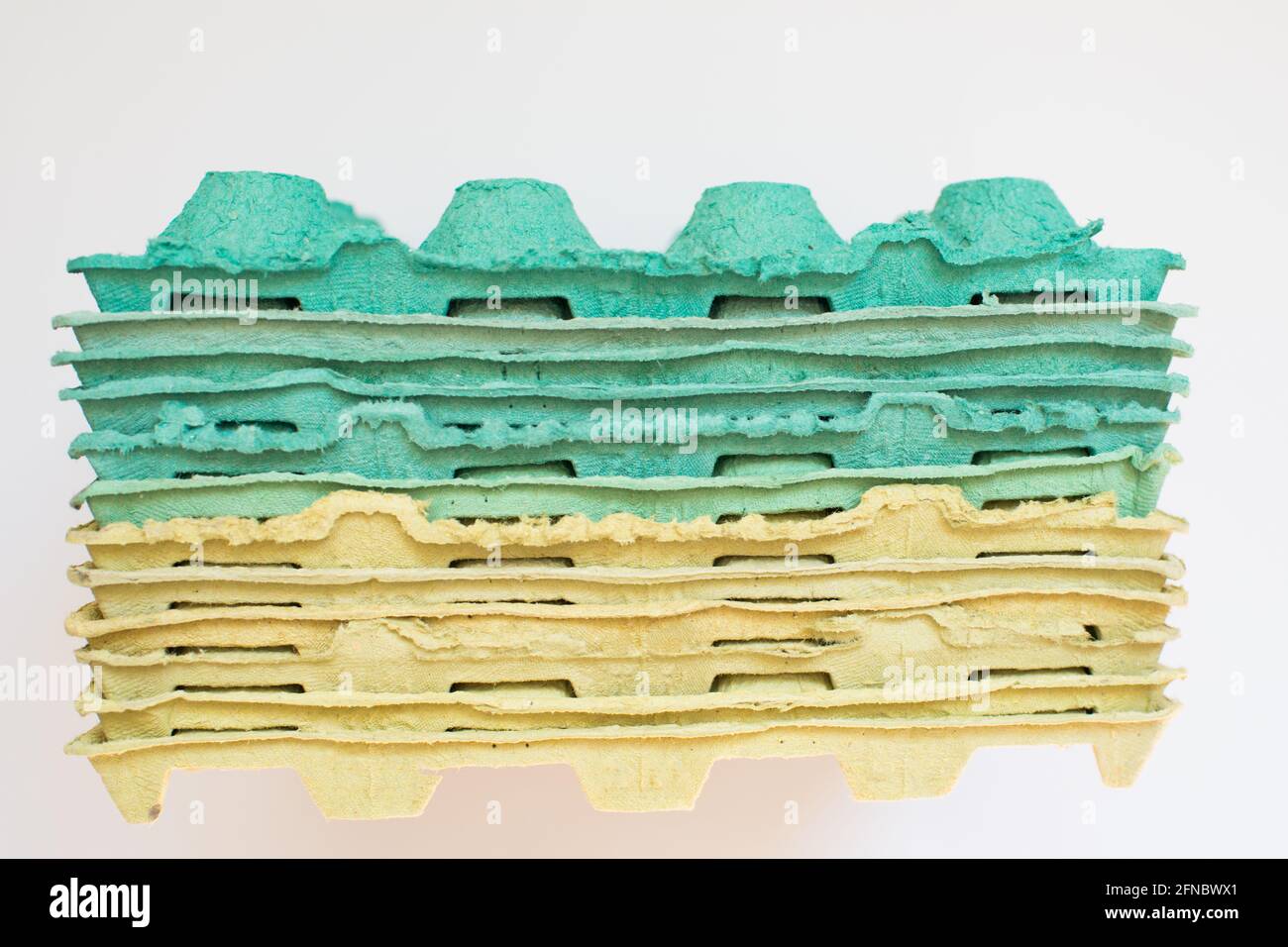 Texture. Pila di vassoi di cartone multicolore imballo per uova. Sfondo bianco Foto Stock