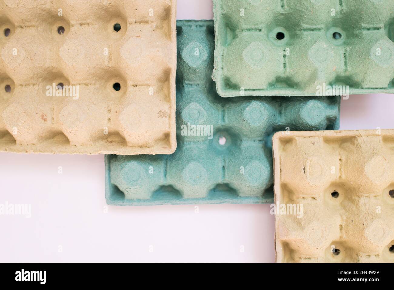 Texture. Design geometrico realizzato con vassoi di cartone per uova.sfondo bianco Foto Stock