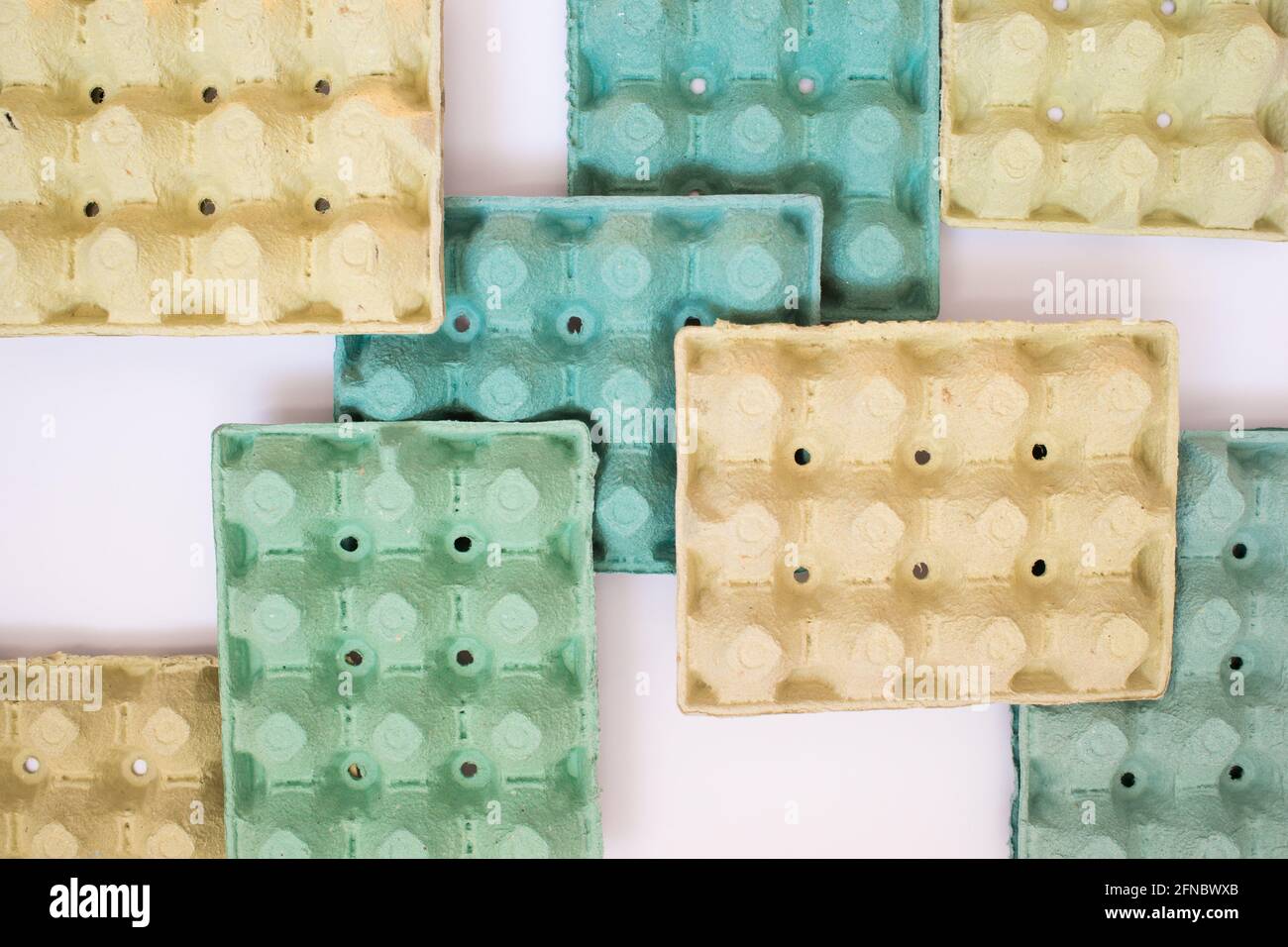 Design colorato con vassoi di cartone per uova. Riciclaggio. Sfondo bianco Foto Stock