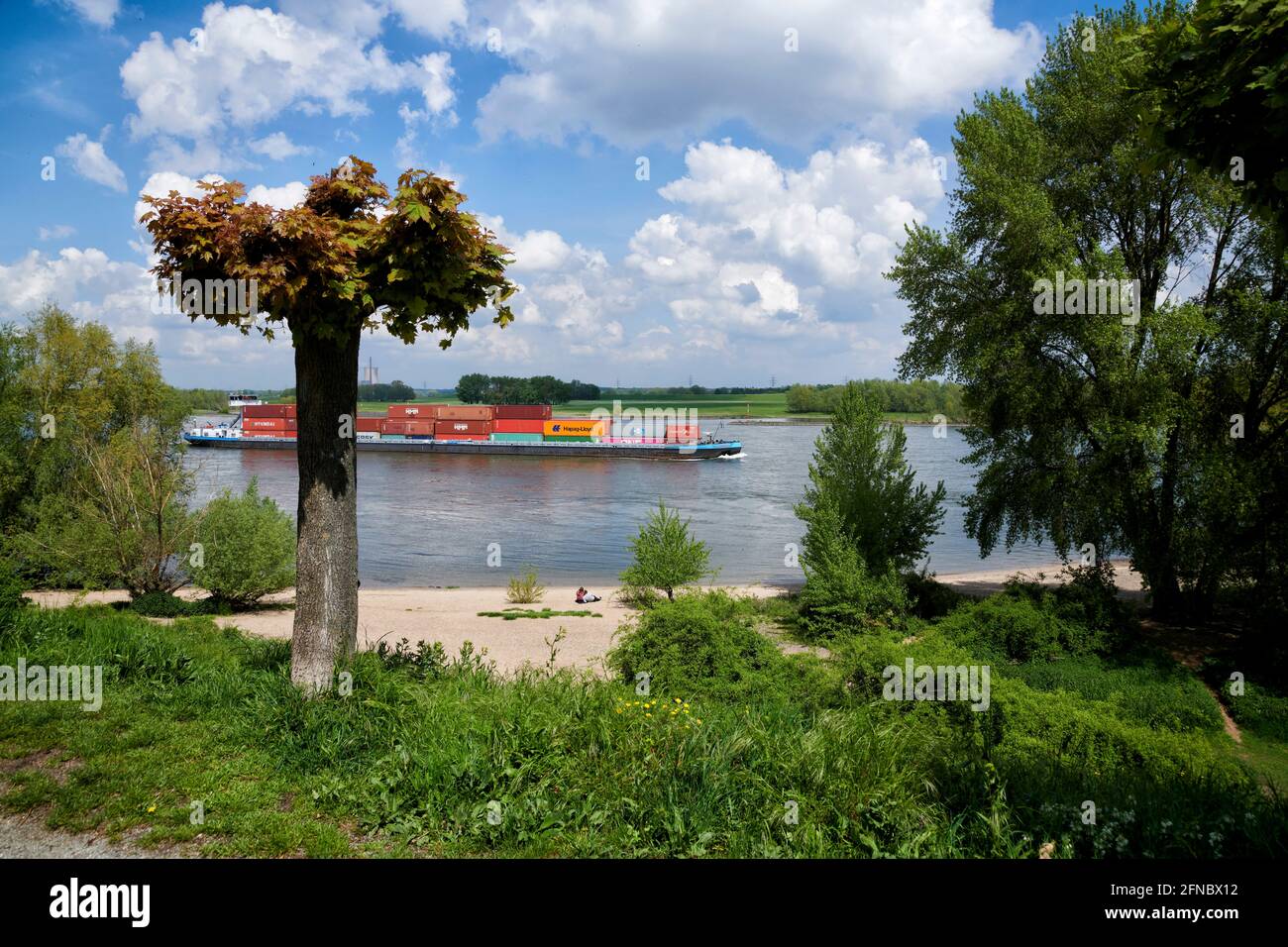 Am Rheinstrand bei Rheinberg-Orsoy sitzt ein Paar am Sandstrand. Foto Stock