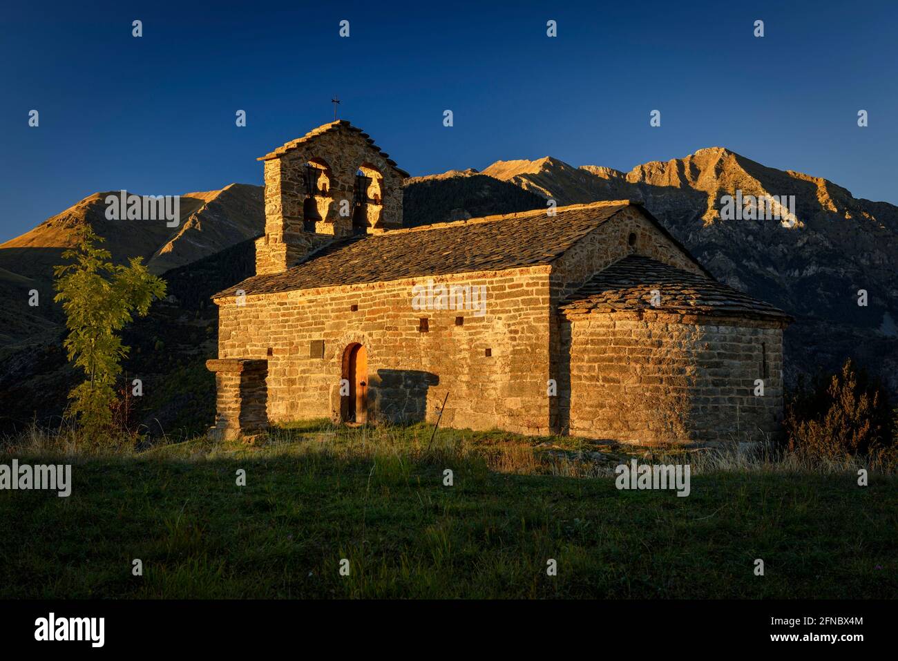 Sant Quirc de Durro Hermitage in un tramonto d'autunno (Valle di Boí, Catalogna, Spagna, Pirenei) ESP: Ermita de Sant Quirc de Durro en un atardecer otoñal Foto Stock