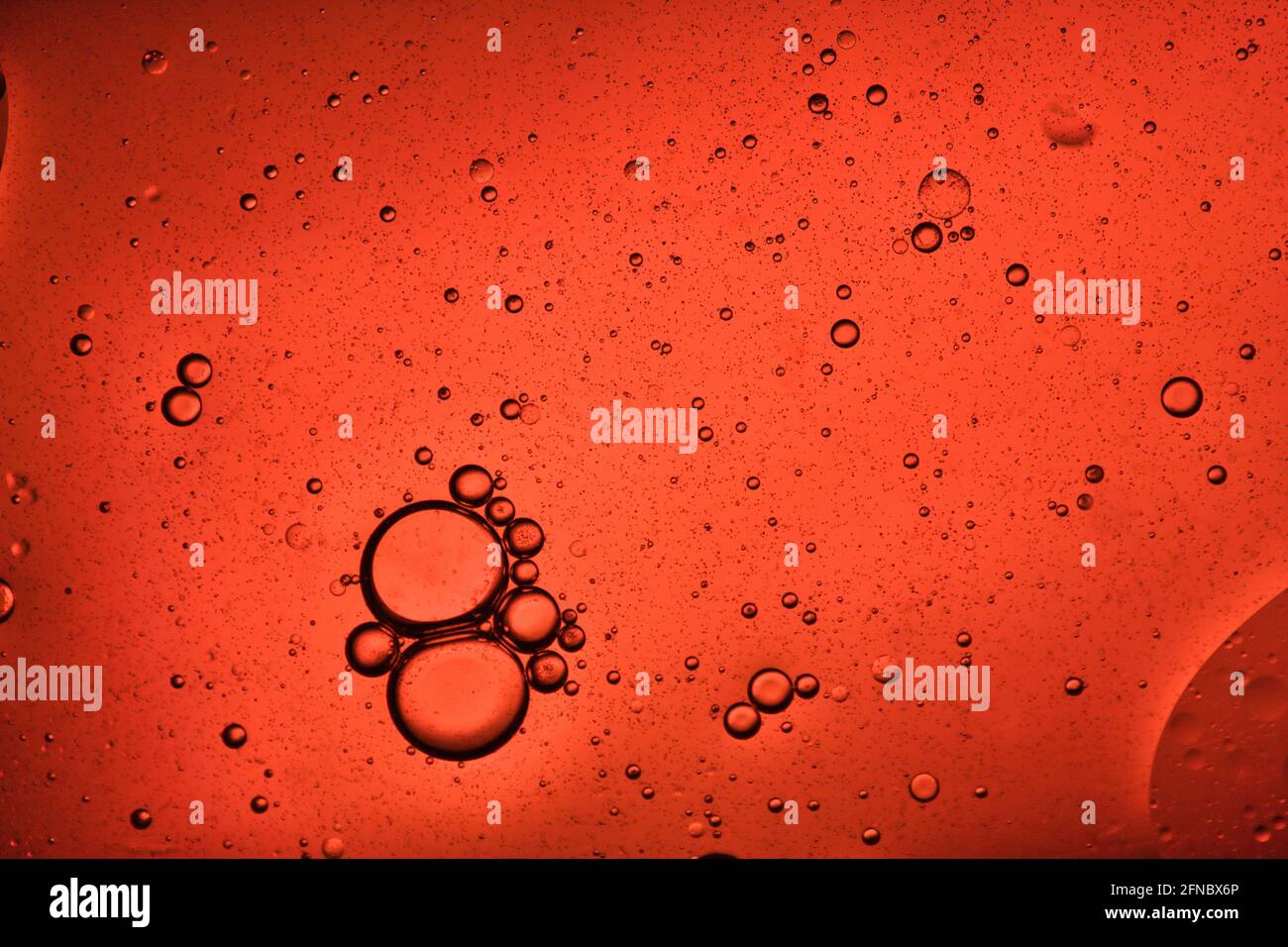 vista ravvicinata di uno sfondo liquido arancione di bolle in movimento Foto Stock