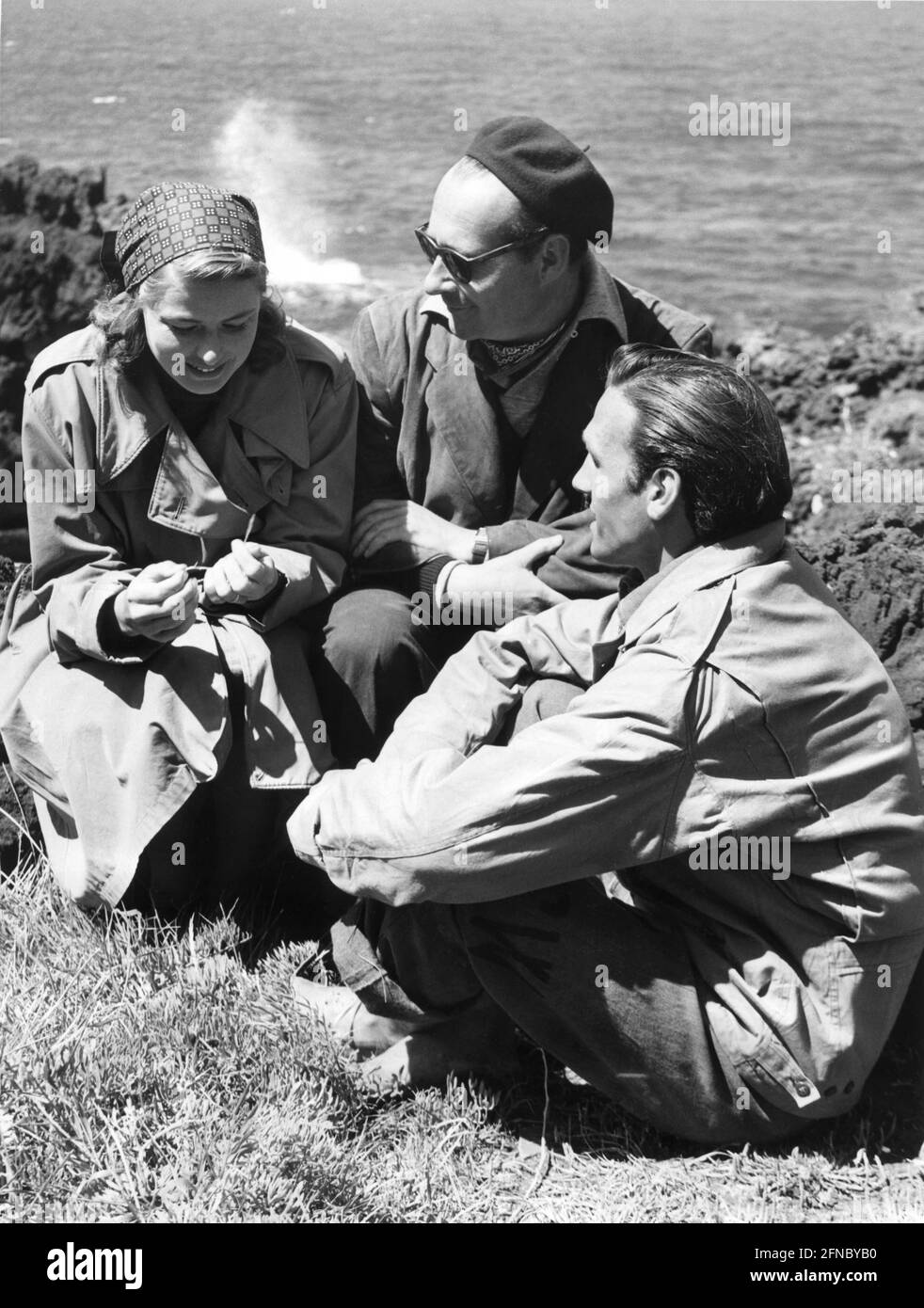 IL direttore DI INGRID BERGMAN ROBERTO ROSSELLINI e il leader appena scoperto / il pescatore salernitano MARIO VITALE sul luogo dell'isola durante le riprese Di STROMBOLI 1950 regista e storia ROBERTO ROSSELLINI Italia - USA Co-produzione Berit Films / RKO radio Pictures Foto Stock