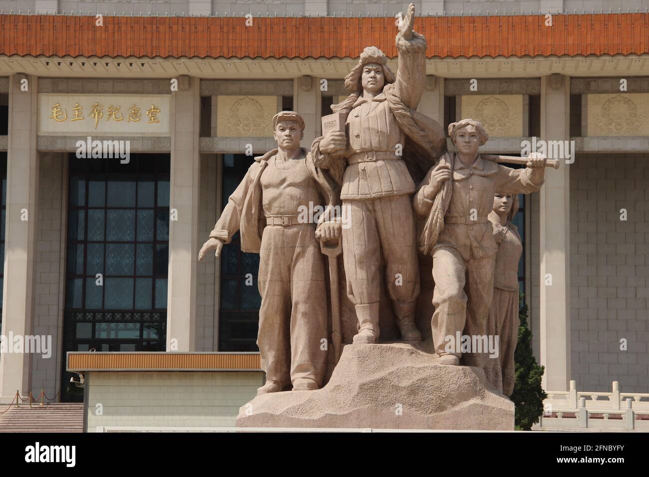 Sculture comuniste al di fuori del Mausoleo di Mao Zedong a Pechino, Cina Foto Stock