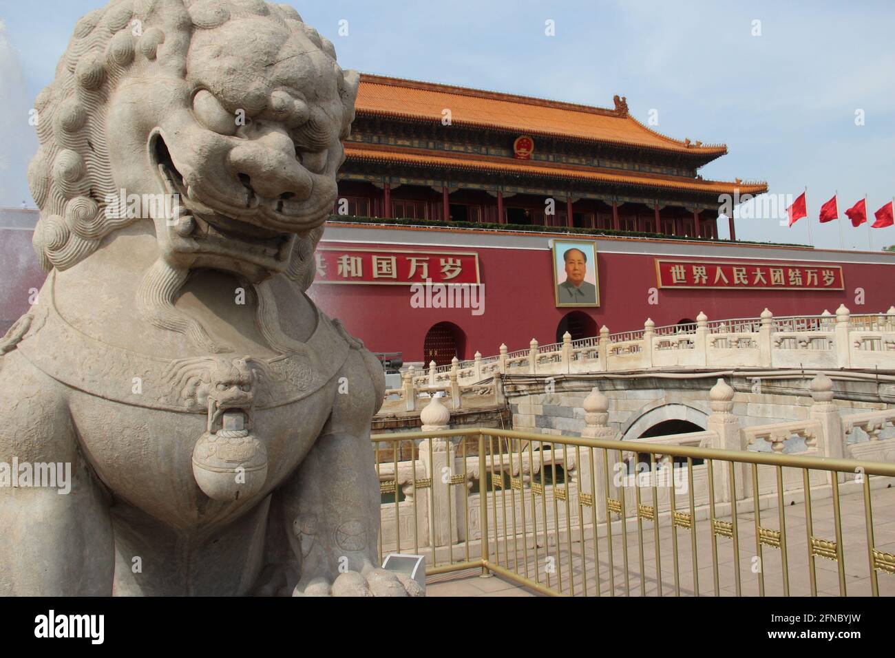 Una statua del drago fuori dalla porta di Tiananmen a Pechino, Cina Foto Stock