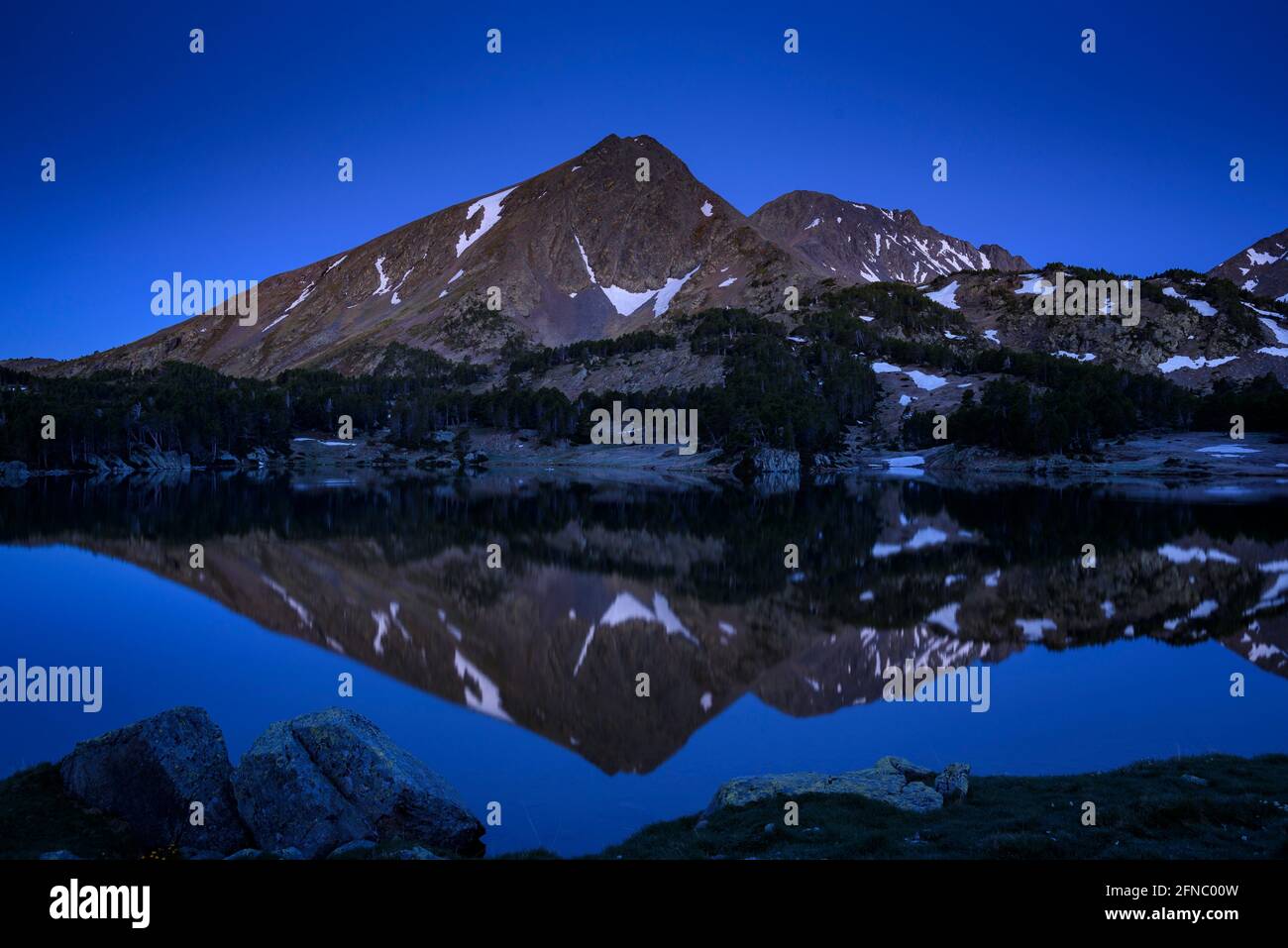 Alba nei laghi di Camporells, sotto i monti Pic Peric e Petit Peric (Pyrénées Orientales, Occitanie, Francia) Foto Stock